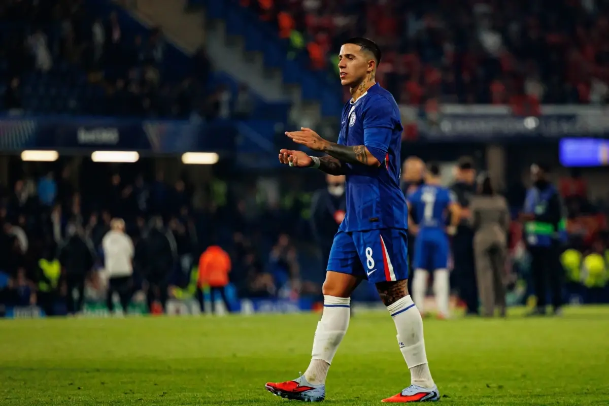 enzo-fernandez-przewrocil-sedziego-w-meczu-manchesteru-city-z-psg