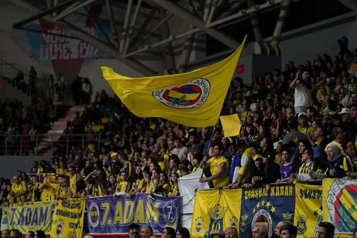 fenerbahe-rozstalo-sie-z-ismailem-kartalem-dirk-kuyt-przejal-zespol